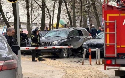 На Коровинском шоссе в Москве взорвался внедорожник и еще два авто повреждены